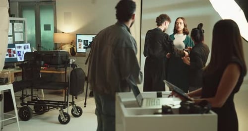 Fotografía de moda, equipo y personas con modelo para la producción, preparación de fotografías y sesiones de fotos