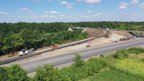 Straßenkreuzung. Blick vom Himmel auf die Brückenreparatur an der Autobahnstraße