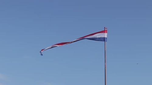 Die kroatische Flagge weht über dem blauen Himmel