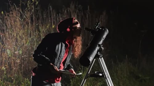 Un astronome étudie les étoiles à ciel ouvert Un observateur dévoué avec diligence dans un paysage rural se calibre