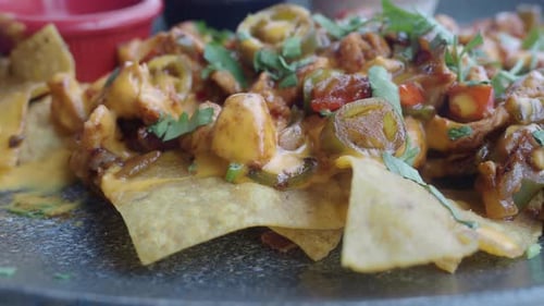 Nachos con chips de maíz y carne picada frita