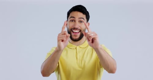 Gesicht, das auf Sie und den Mann zeigt, mit Motivation, Unterstützung und Auswahl auf weißem Studiohintergrund