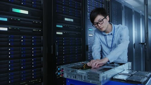 Im modernen Rechenzentrum: IT-Techniker, der mit Server-Racks arbeitet, auf einem Schubwagen installiert New Ha