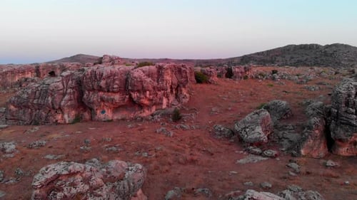 Formaciones únicas de Stone Hill del montículo de Cayonu en Ergani, vista aérea de un Zumbido