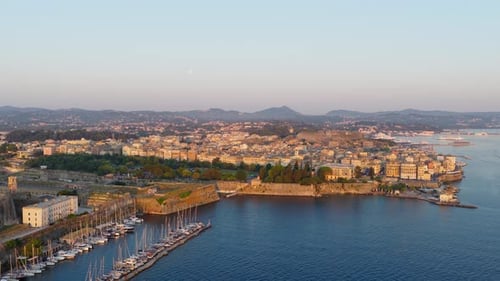 Port de Corfou, marina, bateaux et vue aérienne de la ville côtière
