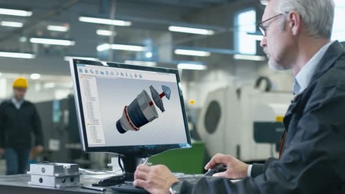 Ingeniero técnico sénior que trabaja en el programa CAD en la construcción de una fábrica.