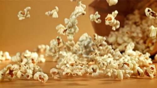 Popcorn Falls on the table filmado con una cámara de alta velocidad a 1000 fps