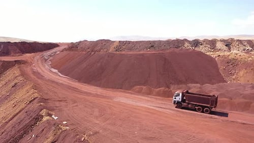 LKW fährt durch Eisenmine