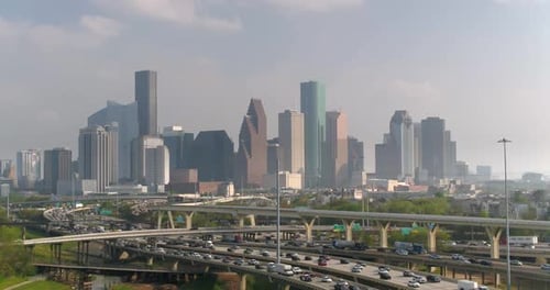 Vista aérea del horizonte de Houston con tráfico de autopistas y silos
