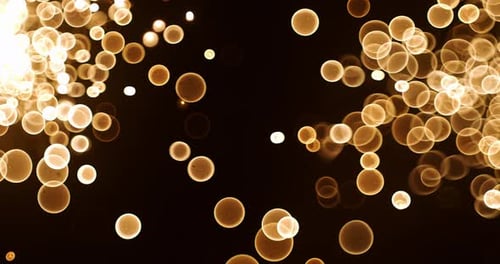 Abstrakte glühende goldene Bokeh-Blasenpartikel, die auf schwarzem Hintergrund fliegen. Bokeh aus Orangerotgold