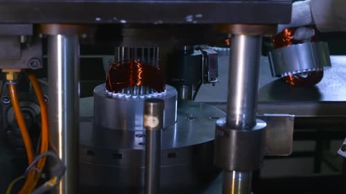 automatische Robotermontage der Motorspule aus Kupferdrähten in einem werkseigenen Produktionsprozess