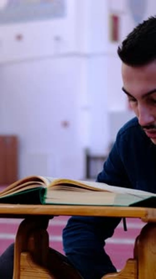 Mann liest den Koran