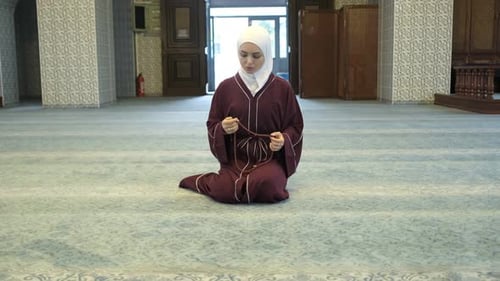 Muslimisches Mädchen verherrlichen in der Moschee