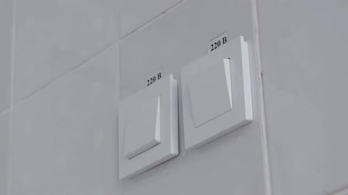 Ligar e desligar o interruptor de luz na parede