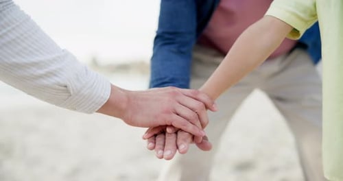 Stapel von Hand, Menschen oder Motivation als Teambuilding, Energie oder Zusammenarbeit für Wachstum und Vertrauen