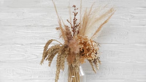 Beautiful Decorative Dried Flowers Pampas Grass Spikelets Arrangement in a Stylish Transparent Vase