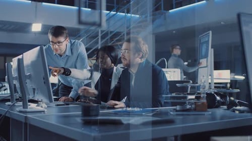 Zwei Entwicklungsingenieure für Elektronik, die am Computer arbeiten, sprechen mit dem Projektmanager. Team von Profe