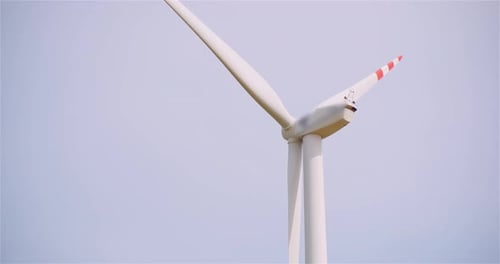 Weiße Windturbine auf klarem blauem Himmelshintergrund