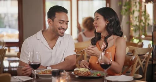Nourriture, rencontres et couple mangeant ensemble au restaurant pour une fête d'amour, de romance ou d'anniversaire