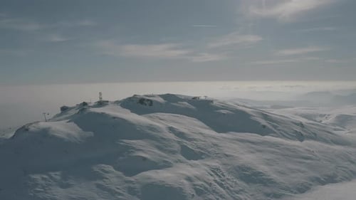 Montaña nevada en invierno en Sinaia, Rumania. Fotografiado por el Zumbido DJI Mavic 2 Pro