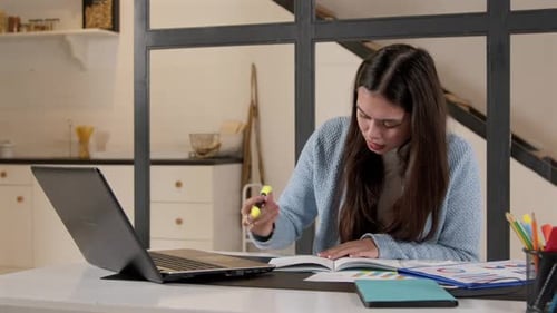 Étudiante malentendante étudiant en ligne et faisant ses devoirs à la maison