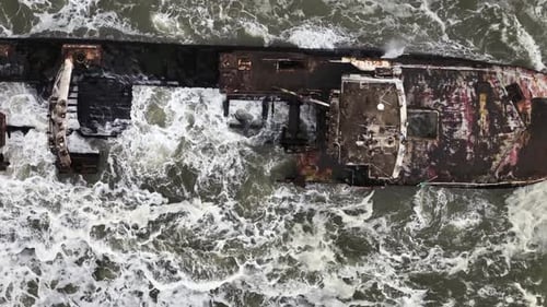 Barco hundido en la famosa costa de los esqueletos de Namibia, aéreo