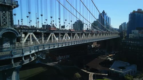 Fliegen Sie auf dem Brückendeck der Manhattan Bridge