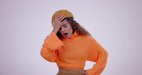 Jeune femme, erreur et studio avec une gifle sur le front, des regrets et un mauvais souvenir sur fond blanc