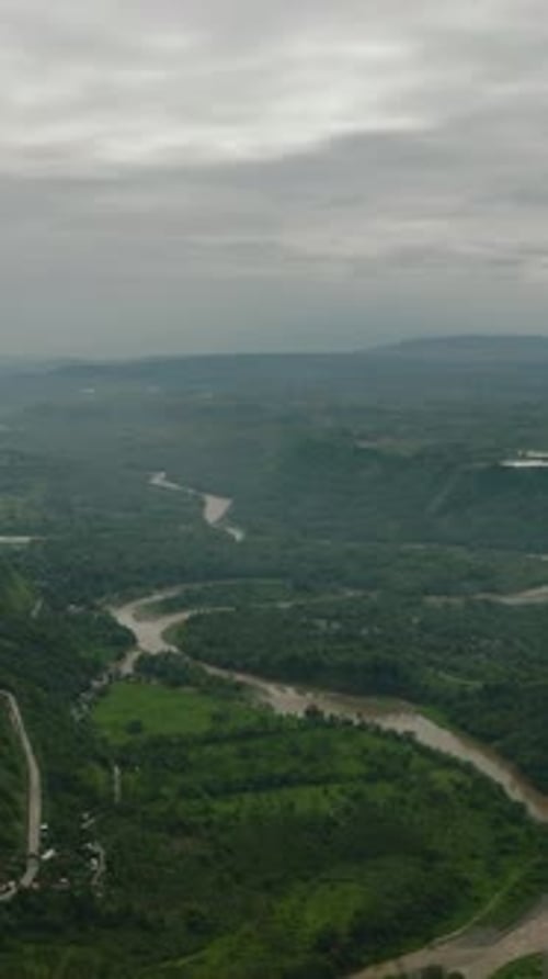 Montaña tropical con río en Filipinas