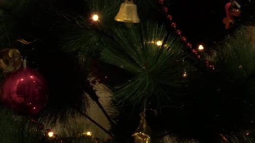 Der Weihnachtsbaum ist draußen mit Spielzeug und Girlanden geschmückt