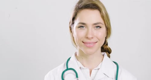 Portrait of a beautiful female doctor smiling showing a perfect smile, on professional clinic. Con