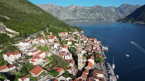 Un Drone survole la station balnéaire historique de Perast dans la baie de Kotor au Monténégro