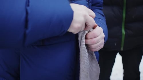 Un homme qui détache une corde. Gros plan d'un homme tenant une corde avec un nœud pour remorquer une voiture
