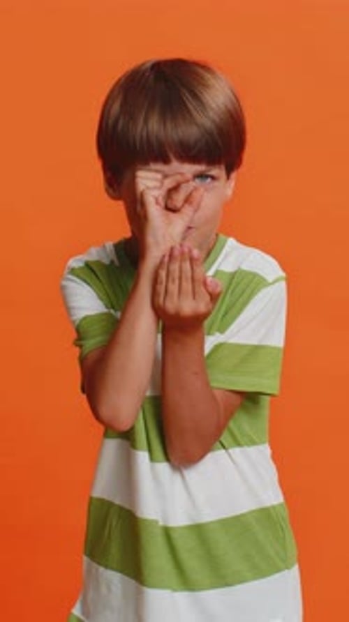 Niño, muestra un pequeño gesto pidiendo ayuda, ¿necesita un poco más, por favor, dame una medida pequeña?