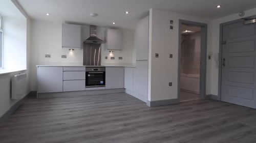 Imágenes del interior de un edificio de apartamentos de nueva construcción que muestran la cocina recién construida