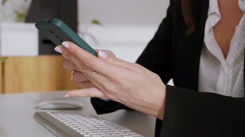 Femme d'affaires utilisant un smartphone dans un environnement de bureau