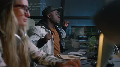 Développeur de logiciels Sleepy Black Male travaillant la nuit et s'étirant
