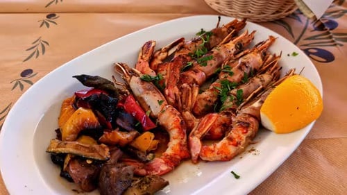 delicioso plato gastronómico de camarones y mariscos con guarnición