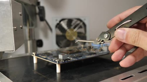 T-86. Bei der Reparatur eines Mainboards wird der Chip an einer Lötstation ausgelötet. Reparieren und warten