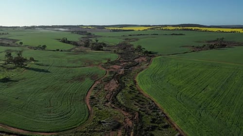 Luftüberführung über einen trockenen Fluss mit Sand, umgeben von grüner Natur in Westaustralien - Klimawandel