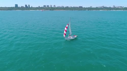 Segelboot schwimmt auf dem Meer. Segelyacht an der Meeresbucht