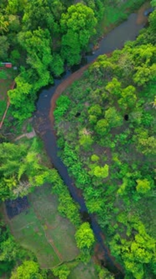 Vue prise par Drone de Devrukh, à Konkan, avec une végétation luxuriante, une rivière et des maisons de village