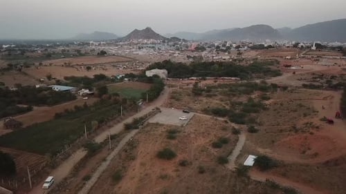 Vidéo aérienne sur la ville de Pushkar et ses paysages ouverts, Pushkar en Inde