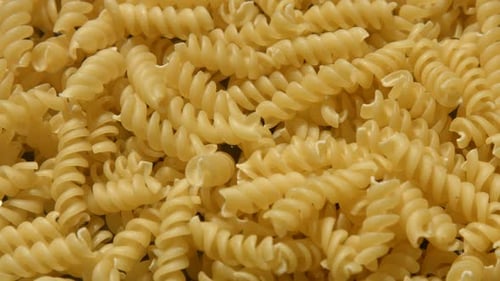 Fusilli Pasta im Layout 4K