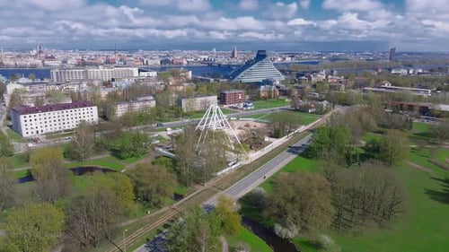 Bela manhã de primavera sobre Riga, vista aérea da cidade de cima