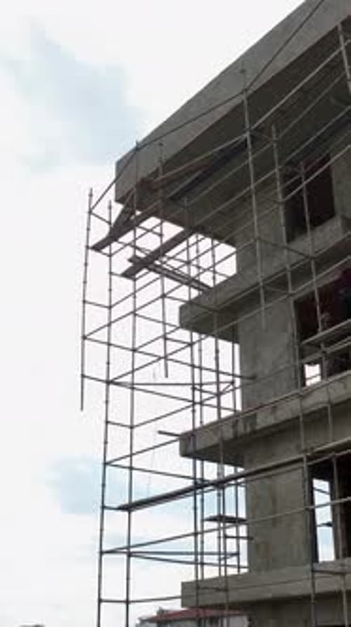 Vídeo vertical sobre la Urban Symphony: vista aérea de obras de construcción y apartamentos de lujo