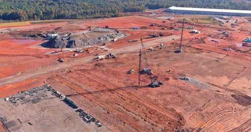 Eine Menge Baumaschinen, die beim Bau einer Wohnanlage eingesetzt werden