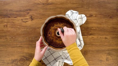 Hornear bizcocho de pan de jengibre con ingredientes de glaseado de caramelo