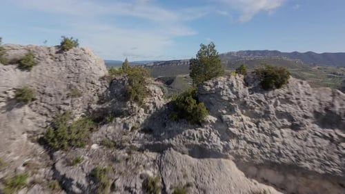 Luftaufnahme der felsigen Berglandschaft mit einzigartigen Felsformationen und Tälern