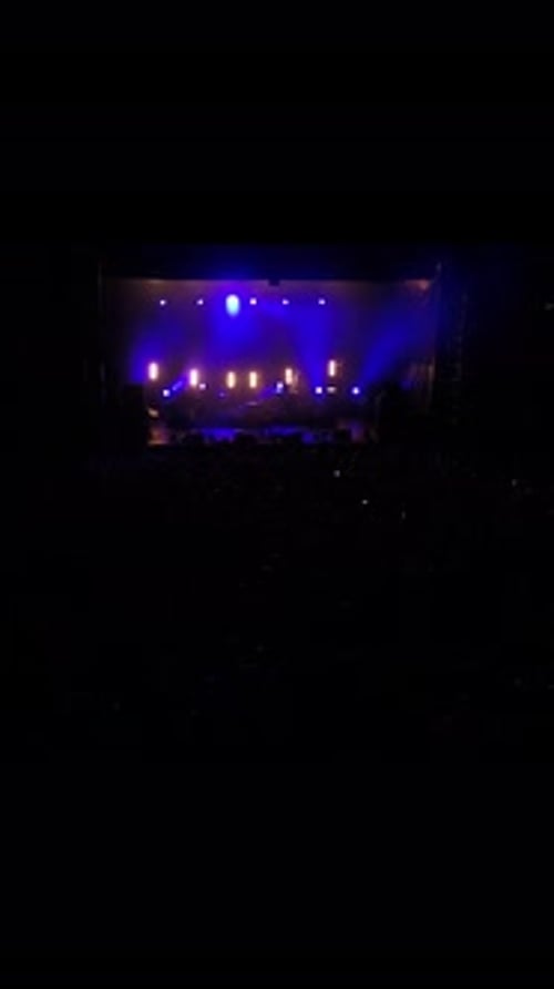 Vertikales Video des Konzerts bei Nacht, Luftaufnahme